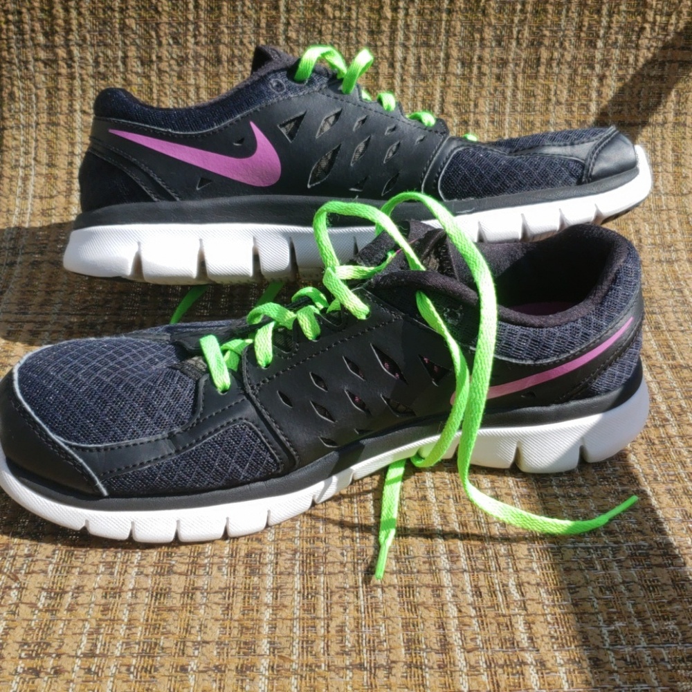 "SOLD" Women's Nike Shoes - Picture 6 of 7